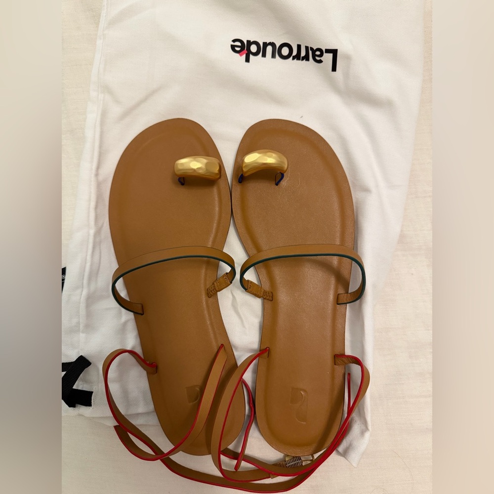NWT Larroude Biarritz Flat Sandal In Light Caramel Leather - Picture 4 of 5